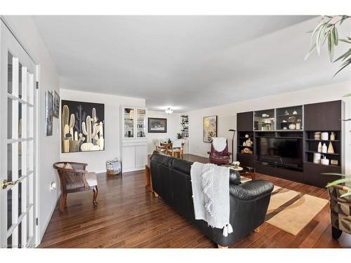 1209-165 Ontario Street, Kingston, ON - Indoor Photo Showing Living Room