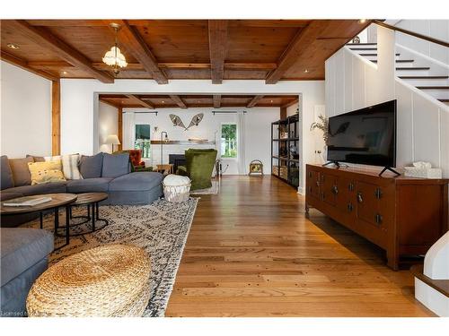 89 Waldo'S Way Lane, Wolfe Island, ON - Indoor Photo Showing Living Room