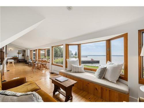 89 Waldo'S Way Lane, Wolfe Island, ON - Indoor Photo Showing Living Room