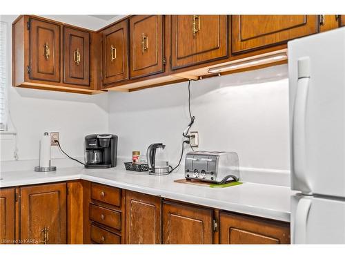 9-120 Nonquon Road, Oshawa, ON - Indoor Photo Showing Kitchen