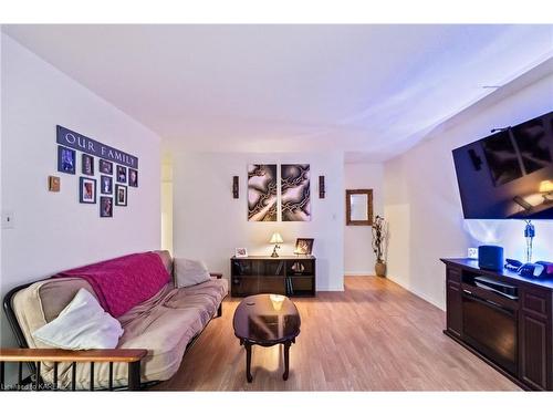 9-120 Nonquon Road, Oshawa, ON - Indoor Photo Showing Living Room