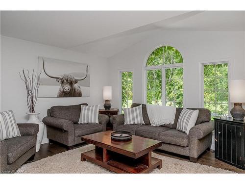 4422 Highway 15, Kingston, ON - Indoor Photo Showing Living Room