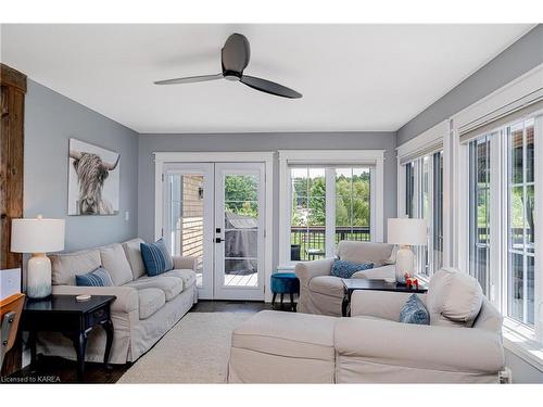 4422 Highway 15, Kingston, ON - Indoor Photo Showing Living Room