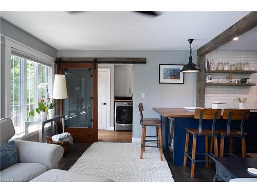 4422 Highway 15, Kingston, ON - Indoor Photo Showing Living Room