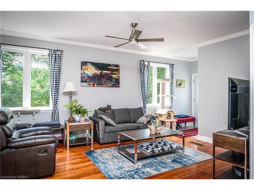 4422 Highway 15, Kingston, ON - Indoor Photo Showing Living Room