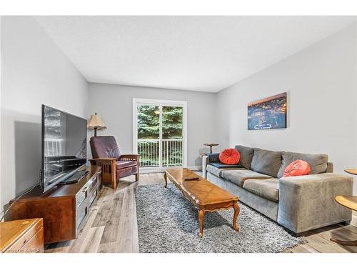 207-566 Armstrong Road, Kingston, ON - Indoor Photo Showing Living Room