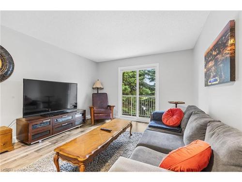 207-566 Armstrong Road, Kingston, ON - Indoor Photo Showing Living Room