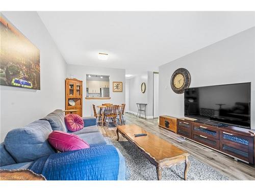 207-566 Armstrong Road, Kingston, ON - Indoor Photo Showing Living Room