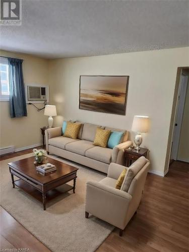 108-835 Milford Drive, Kingston, ON - Indoor Photo Showing Living Room