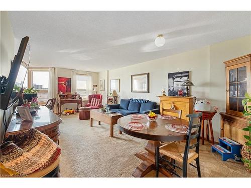 601-675 Davis Drive, Kingston, ON - Indoor Photo Showing Living Room