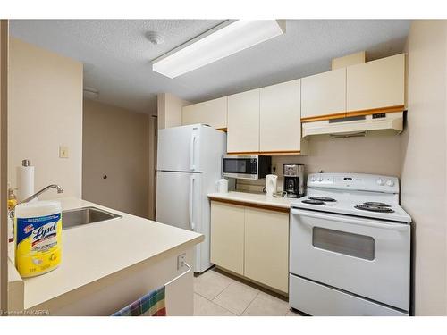 601-675 Davis Drive, Kingston, ON - Indoor Photo Showing Kitchen