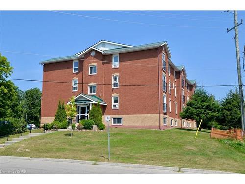 202-550 Talbot Place, Gananoque, ON - Outdoor