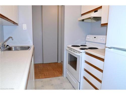 202-550 Talbot Place, Gananoque, ON - Indoor Photo Showing Kitchen