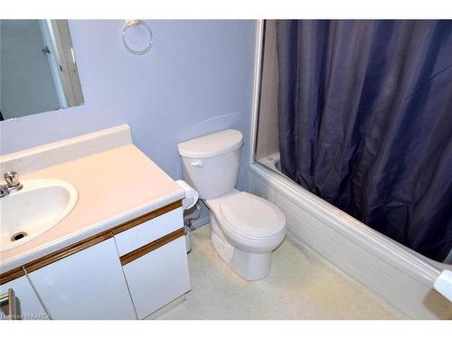 202-550 Talbot Place, Gananoque, ON - Indoor Photo Showing Bathroom