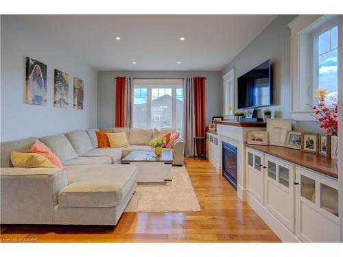 64 Tessa Boulevard, Belleville, ON - Indoor Photo Showing Living Room