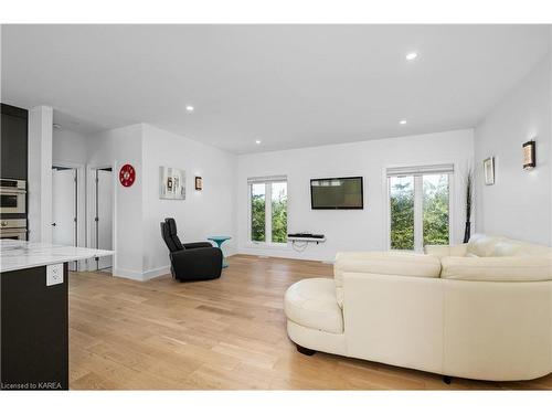 2211 Cole Hill Road, Glenburnie, ON - Indoor Photo Showing Living Room