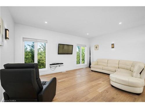 2211 Cole Hill Road, Glenburnie, ON - Indoor Photo Showing Living Room