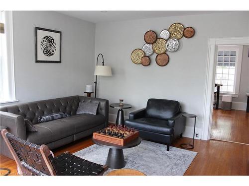 290 Stone Street S, Gananoque, ON - Indoor Photo Showing Living Room