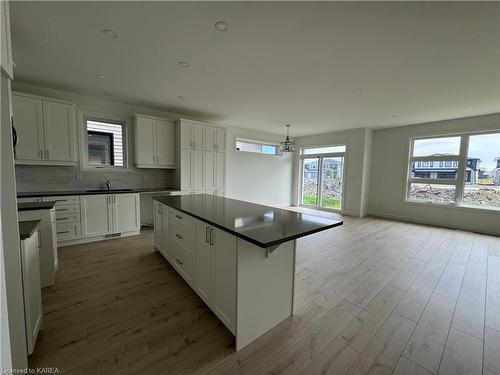 232 Dr Richard James Crescent, Amherstview, ON - Indoor Photo Showing Kitchen