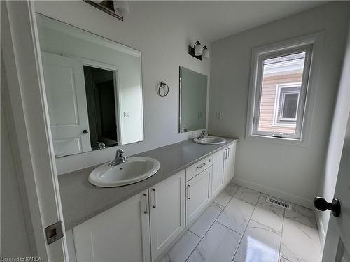 232 Dr Richard James Crescent, Amherstview, ON - Indoor Photo Showing Bathroom