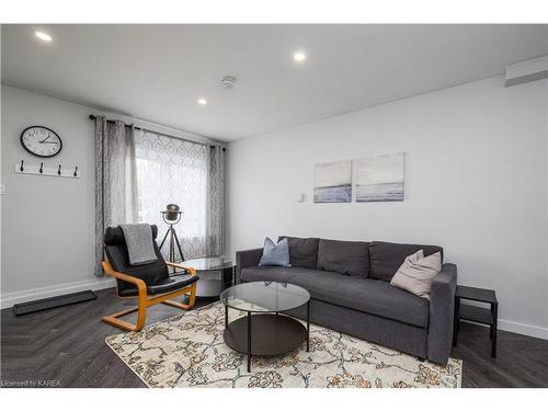 320 Queen Street, Kingston, ON - Indoor Photo Showing Living Room