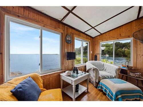 1A Island Bateau, Kingston, ON - Indoor Photo Showing Living Room