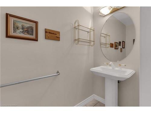 30 Yonge Street, Kingston, ON - Indoor Photo Showing Bathroom