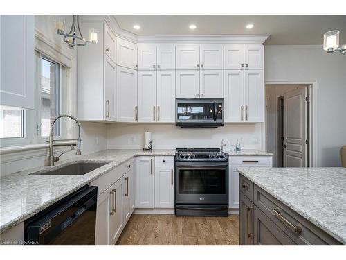 10 Briarwood Crescent, Napanee, ON - Indoor Photo Showing Kitchen With Upgraded Kitchen