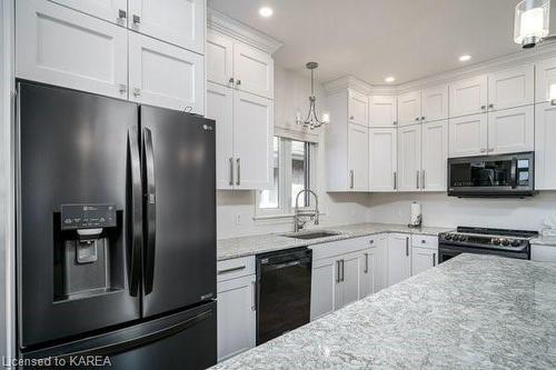 10 Briarwood Crescent, Napanee, ON - Indoor Photo Showing Kitchen With Upgraded Kitchen