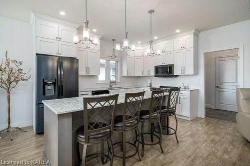 10 Briarwood Crescent, Napanee, ON - Indoor Photo Showing Kitchen With Upgraded Kitchen