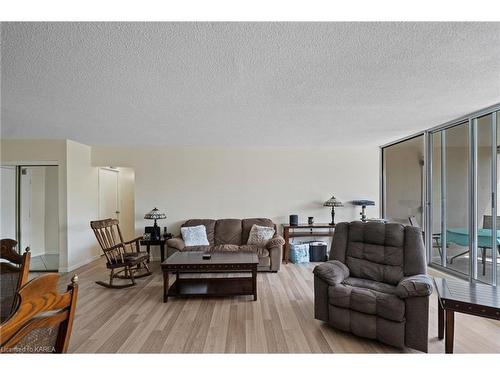 224-50 Richmond Street E, Oshawa, ON - Indoor Photo Showing Living Room