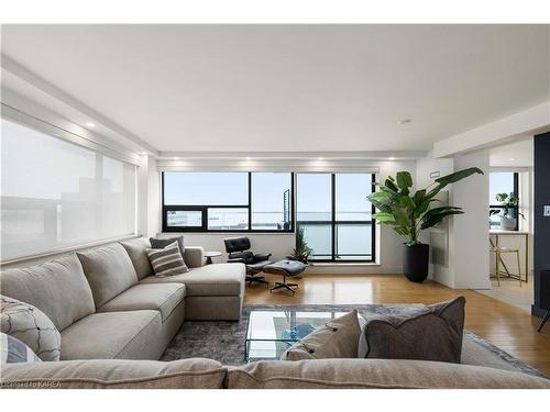 507-165 Ontario Street, Kingston, ON - Indoor Photo Showing Living Room