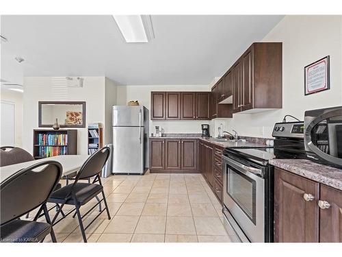 114-358 Queen Mary Road, Kingston, ON - Indoor Photo Showing Kitchen