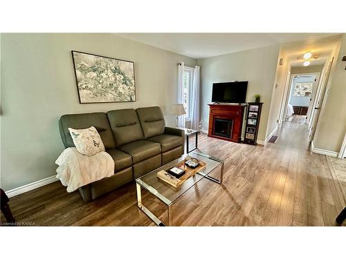 271 Sydenham Street, Gananoque, ON - Indoor Photo Showing Living Room