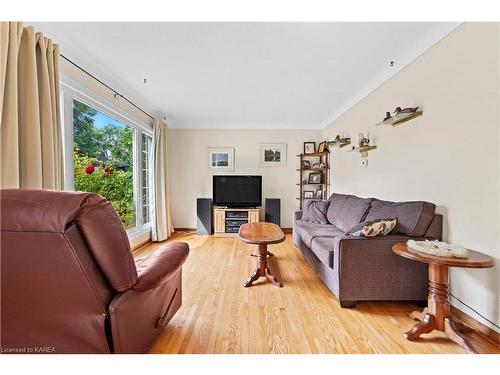 53 Hampstead Heath, Kingston, ON - Indoor Photo Showing Living Room