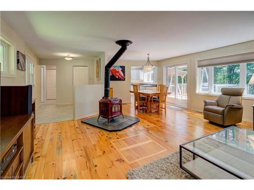 2 Old Mountain Road, Westport, ON - Indoor Photo Showing Living Room