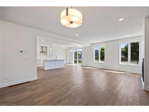 1395 Monarch Drive, Kingston, ON - Indoor Photo Showing Living Room