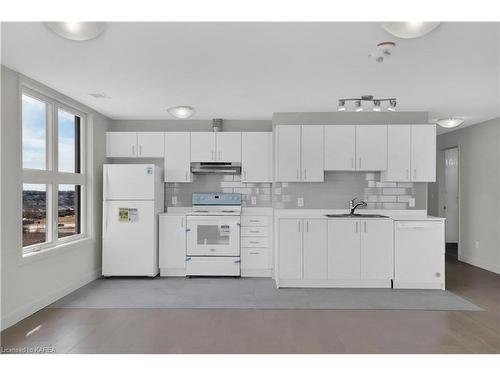 406-1080 Terra Verde Way, Kingston, ON - Indoor Photo Showing Kitchen