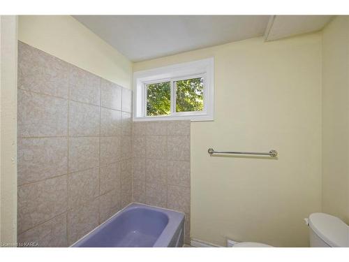 254 Weller Avenue, Kingston, ON - Indoor Photo Showing Bathroom