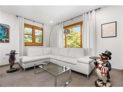 965 Baseline Road, Wolfe Island, ON - Indoor Photo Showing Living Room