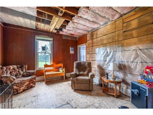 698 Russell Road, Lansdowne, ON - Indoor Photo Showing Living Room