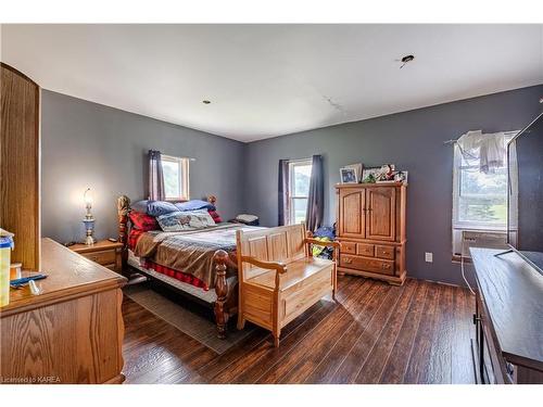 698 Russell Road, Lansdowne, ON - Indoor Photo Showing Bedroom