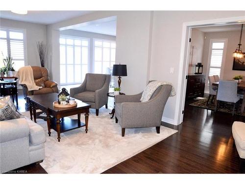 1107 Woodhaven Drive, Kingston, ON - Indoor Photo Showing Living Room