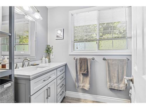 914 Rowantree Crescent, Kingston, ON - Indoor Photo Showing Bathroom