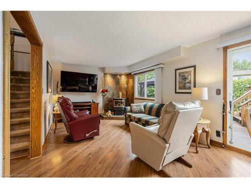 994 Westminster Place, Kingston, ON - Indoor Photo Showing Living Room