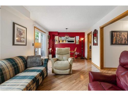 994 Westminster Place, Kingston, ON - Indoor Photo Showing Living Room