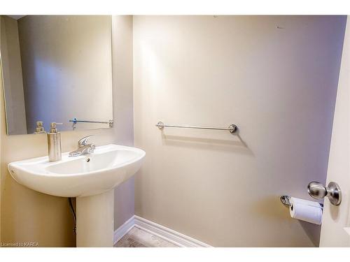 1341 Tremont Drive, Kingston, ON - Indoor Photo Showing Bathroom