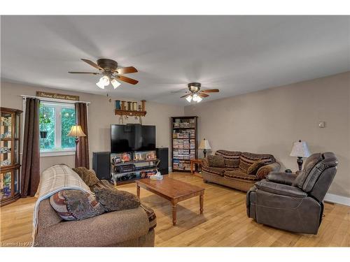 31 Station Road, Gananoque, ON - Indoor Photo Showing Living Room