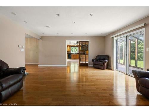 3664 Princess Street, Kingston, ON - Indoor Photo Showing Living Room