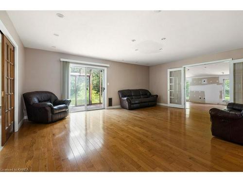 3664 Princess Street, Kingston, ON - Indoor Photo Showing Living Room